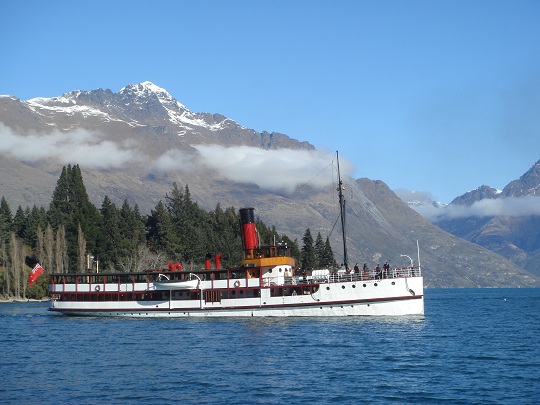 Queenstown - Earnslaw cruising on Lake Wakatipu