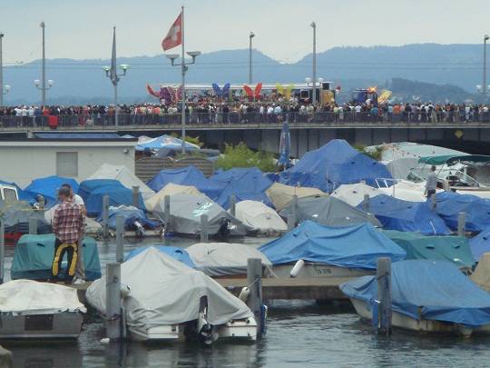 Z&uuml;rich - 2010 Street Parade on Quaibr&uuml;cke
