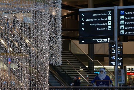 Zürich airport - Christmas decorations and blue Santas